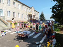Дошколята изучают ПДД Дошколята изучают ПДД.
