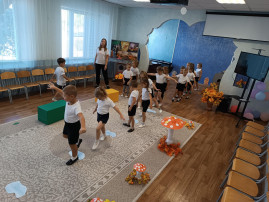 Прогулка по осеннему лесу Прогулка по осеннему лесу.